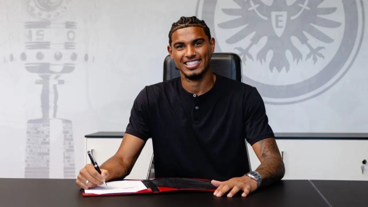 Eintracht Frankfurt Resmi Boyong Bek Asal Brasil, Otavio Manoel