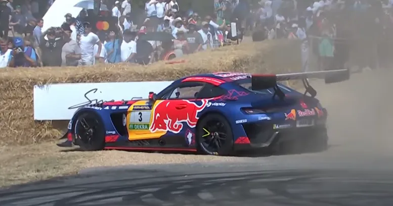 Momen Memalukan Pengemudi Red Bull di Mobil Verstappen