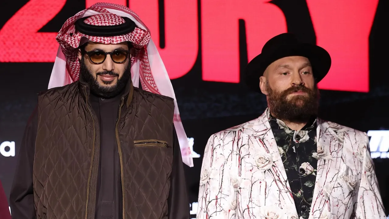 Turki Alalshikh Ungkap Syarat Agar Joshua vs Fury Digelar di Inggris